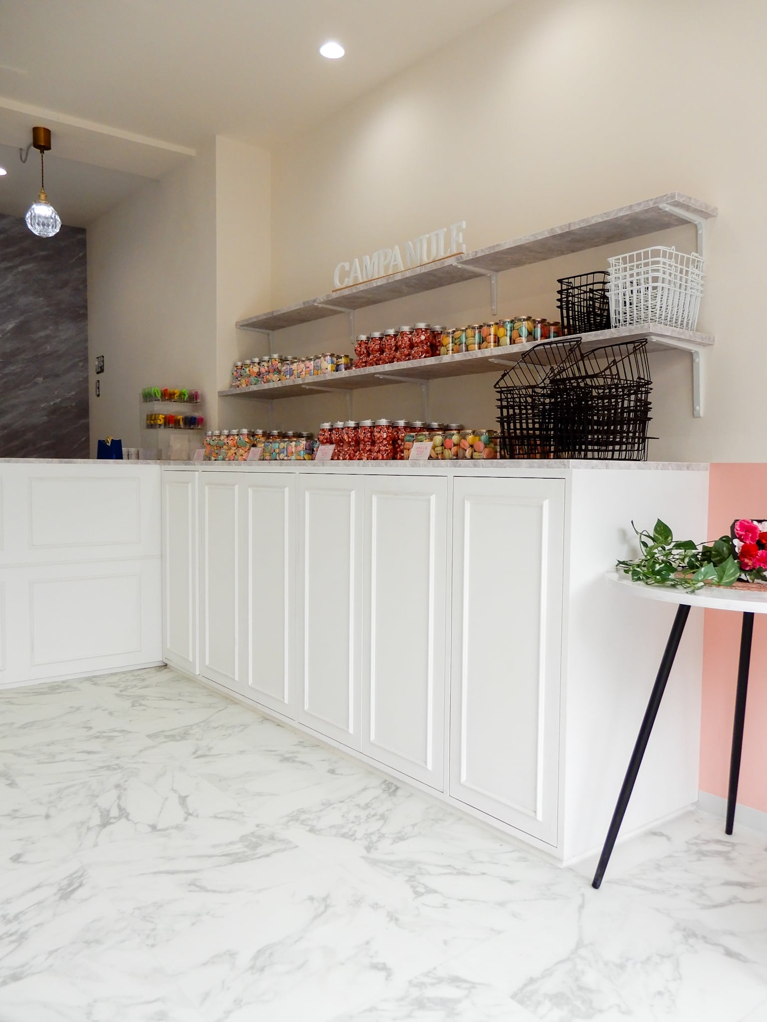 ケーキ屋さん向けディスプレイ収納キャビネット (大理石天板・オーダーメイド店舗什器)W2500