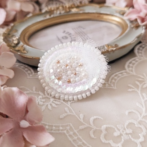 チュール付きオーバル型ブローチ