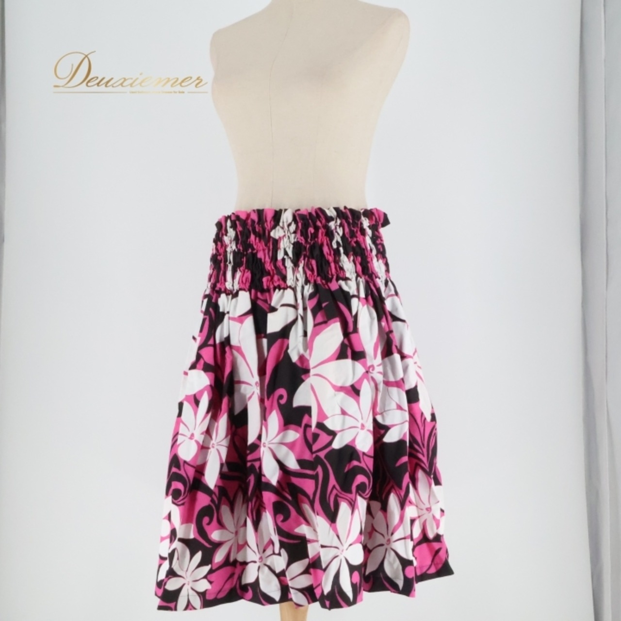 フラダンス 衣装 パウスカート ピンク系 シングル ティアレ柄 ブラック系 ホワイト系 かわいい 華やか 鮮やか 明るい カラフル 白 黒 ハワイアン アロハ ハワイアンプリント フラ ダンス レッスン 練習 大きな花柄 おしゃれ 可愛い エレガント