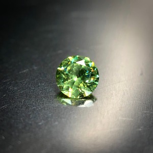 爽やかな若草色と虹色の煌めき 0.17ct 天然 デマントイドガーネット