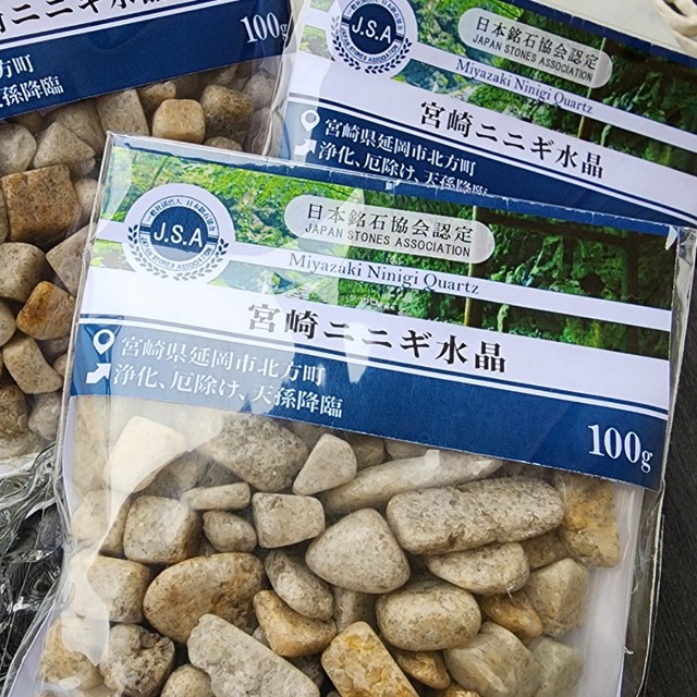 【日本銘石《さざれ》】宮崎ニニギ水晶　さざれ100g　天然石　宮崎県産