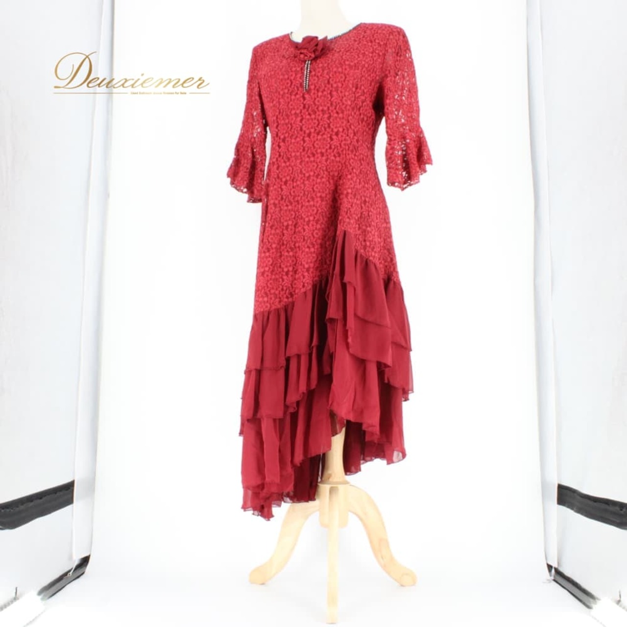 社交ダンス 衣装 スタンダード ドレス ワンピース パーティドレス ステージ衣装 Elegance fashion 赤 レッド系 レース ラインストーン 花柄 カラオケ 演奏会 発表会 ピンクレッド系 フラワーレース 七分袖 ひざ丈相当 ミディ丈 ティアード フリル ボウタイ 襟付き ジップ開閉 ステージ映え 目立つ エレガント 上品 大人可愛い 華やか ドレスアップ レッスン 発表会衣装 カラオケ衣装 演奏会ドレス ワンピースドレス Mサイズ レディース ポリエステル レーヨン ナイロン