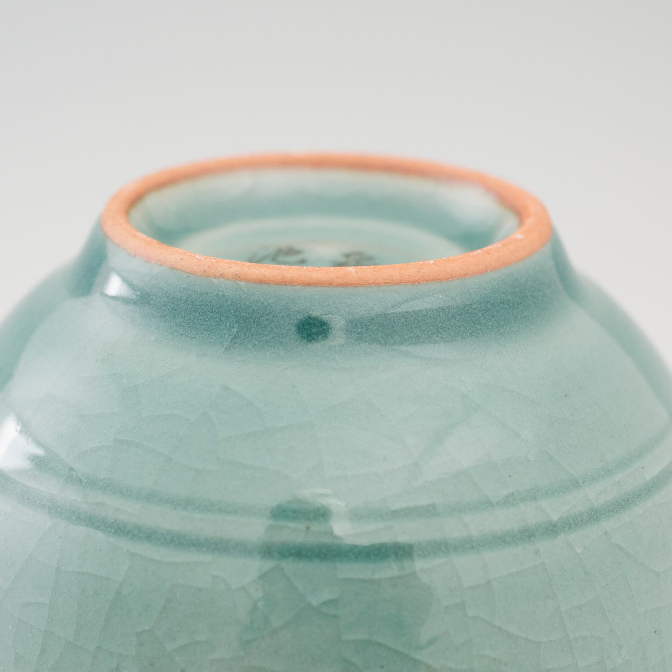 青磁花瓶「土肥刀泉」作　共箱付　無傷完品　約２８cm 青磁花瓶「土肥刀泉」作 共箱付 無傷完品 約28cm