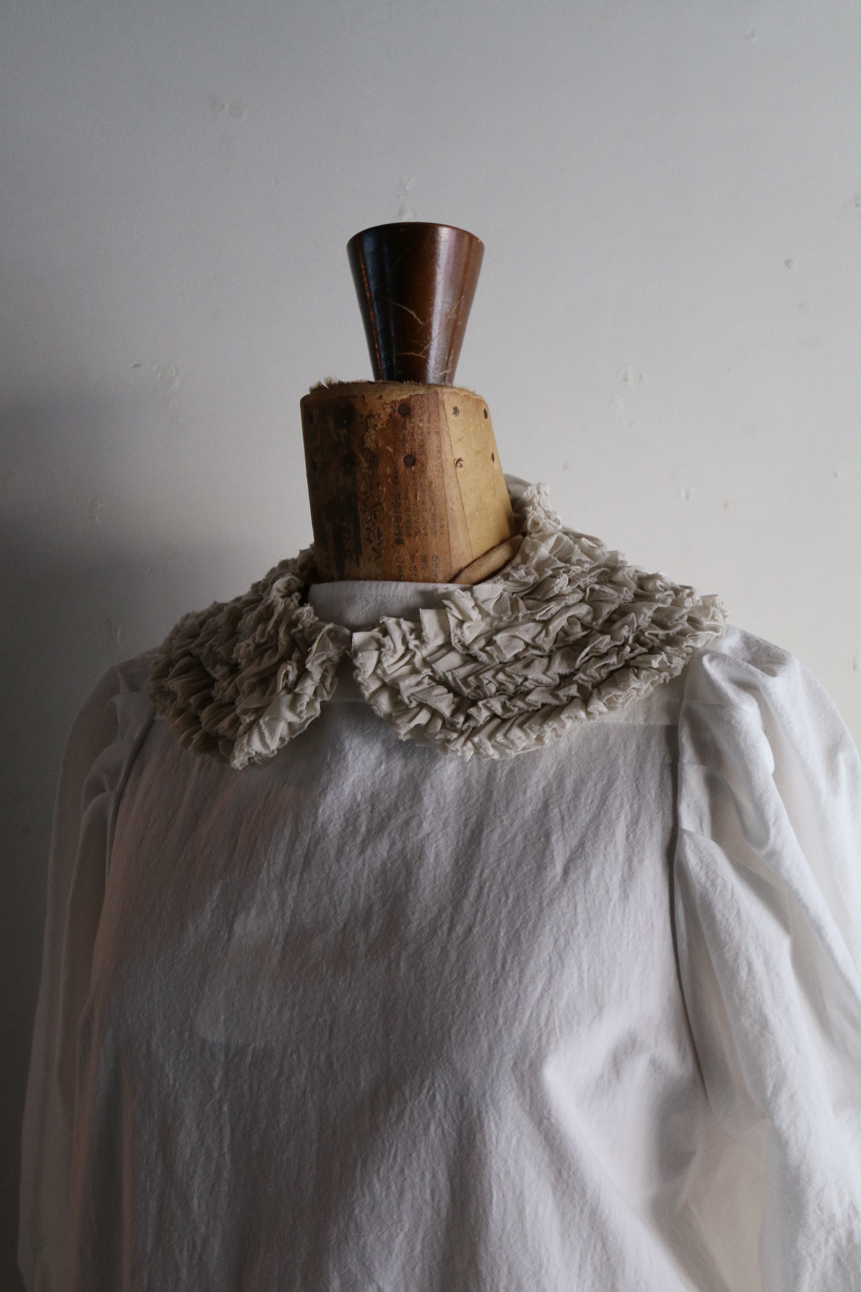 オールドマンズテーラー　フリル　ブラウス R&D.M.Co-/OLDMAN'S TAILOR オールドマンズテーラー FRILL COLLAR