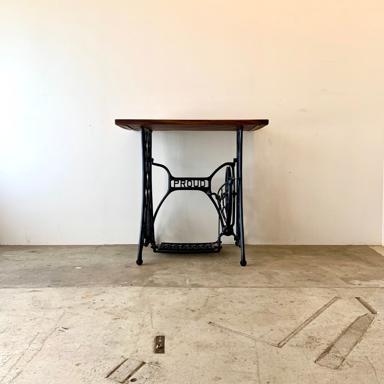 ミシン脚のテーブル　古家具