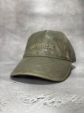 AVIREX / アヴィレックス AXエンボスロゴPU 6Pキャップ フェイクレザー カーブバイザー 2026年秋冬 カーキ