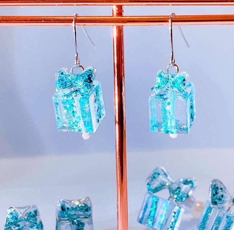 クリスマス】♡氷の国の小さなプレゼントレジンピアス♡ | HARUcraft609