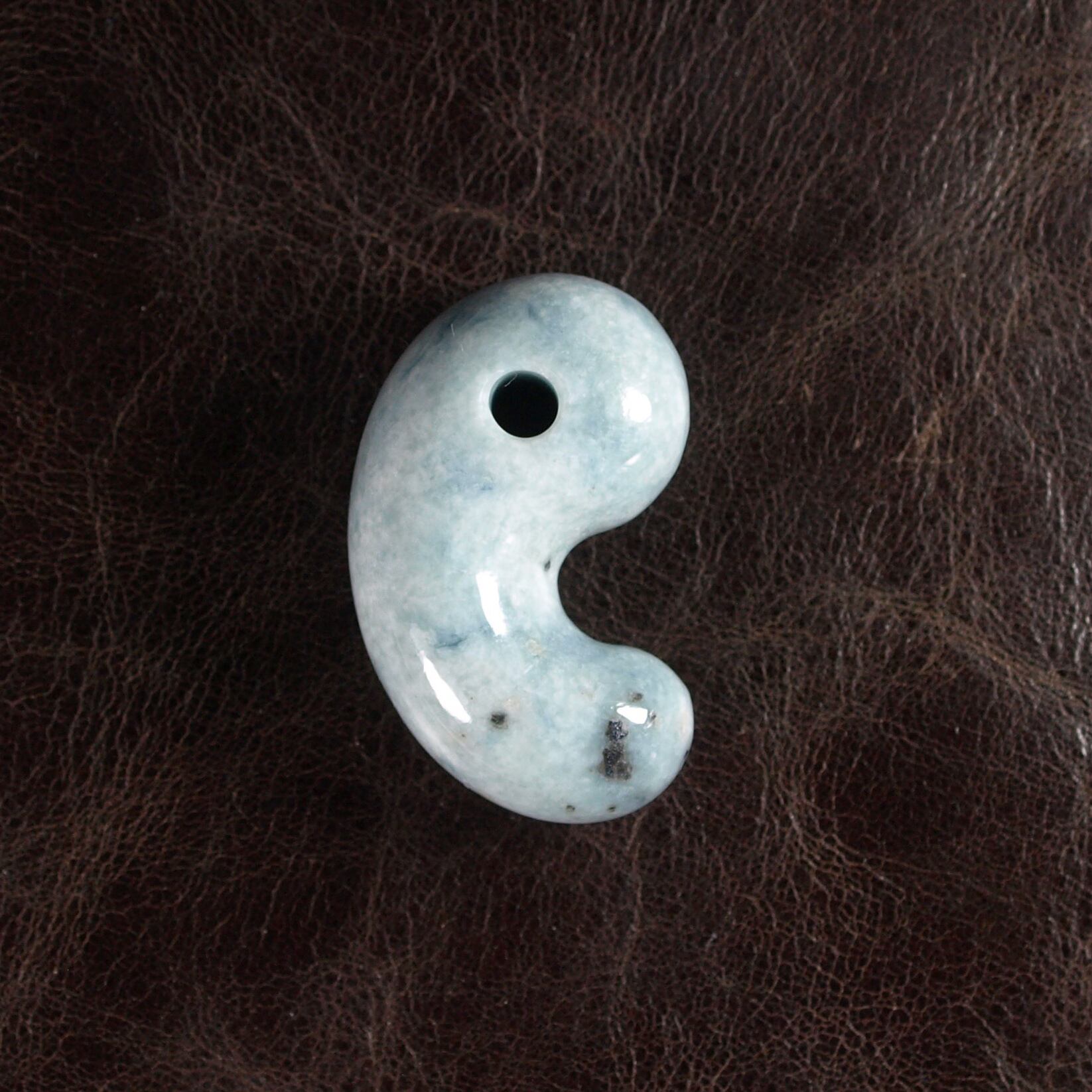 糸魚川翡翠 青翡翠 まがたま 勾玉 8.6g Small Blue Jadeite Magatam