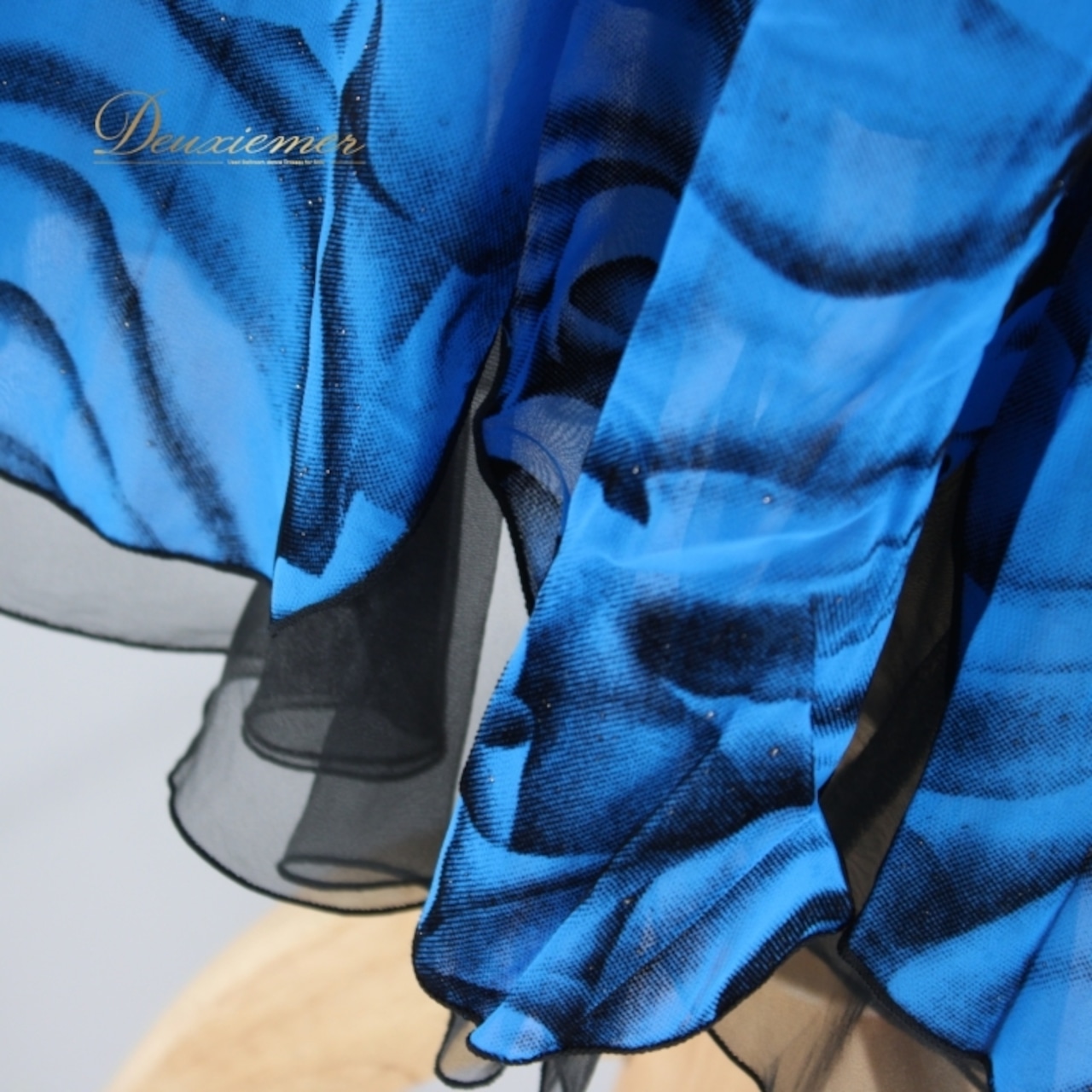 社交ダンス 衣装 スタンダード 上下セット ツーピース レッスンウェア パーティ衣装 青 黒 ブラック系 ブルー系 ラインストーン 花柄 バイカラー フロッキー加工 ふんわり広がる 二重スカート 日本製 おしゃれ 大人 女性 パーティー お出かけ 練習用 発表会 カジュアル かわいい エレガント シンプル トレンド 上品