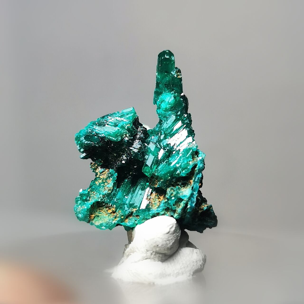 Dioptase Crystal on Matrix -ダイオプテーズ- コンゴ産 DI015 | Atom