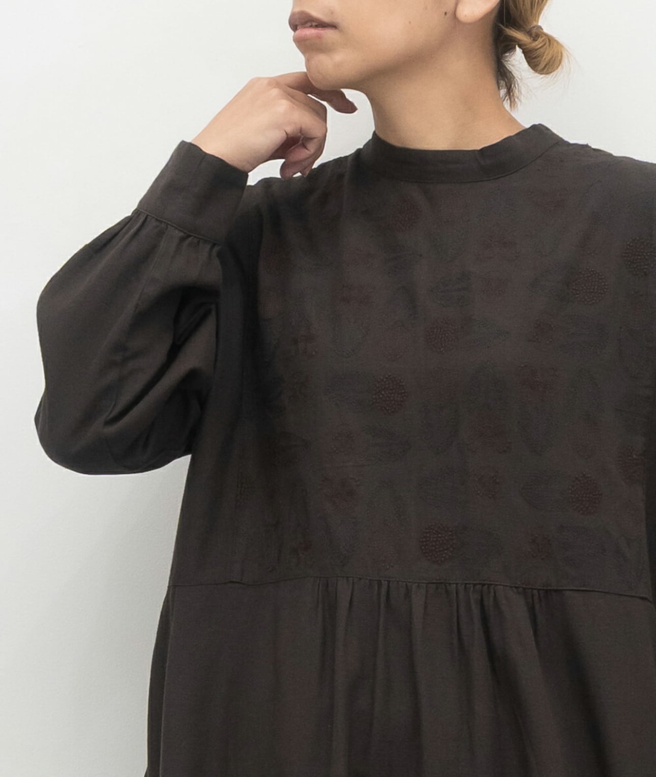 tukuroi by SUN VALLEY ツクロイ / 綿麻ツイルボタニカル刺繍2WAY切替ワンピース