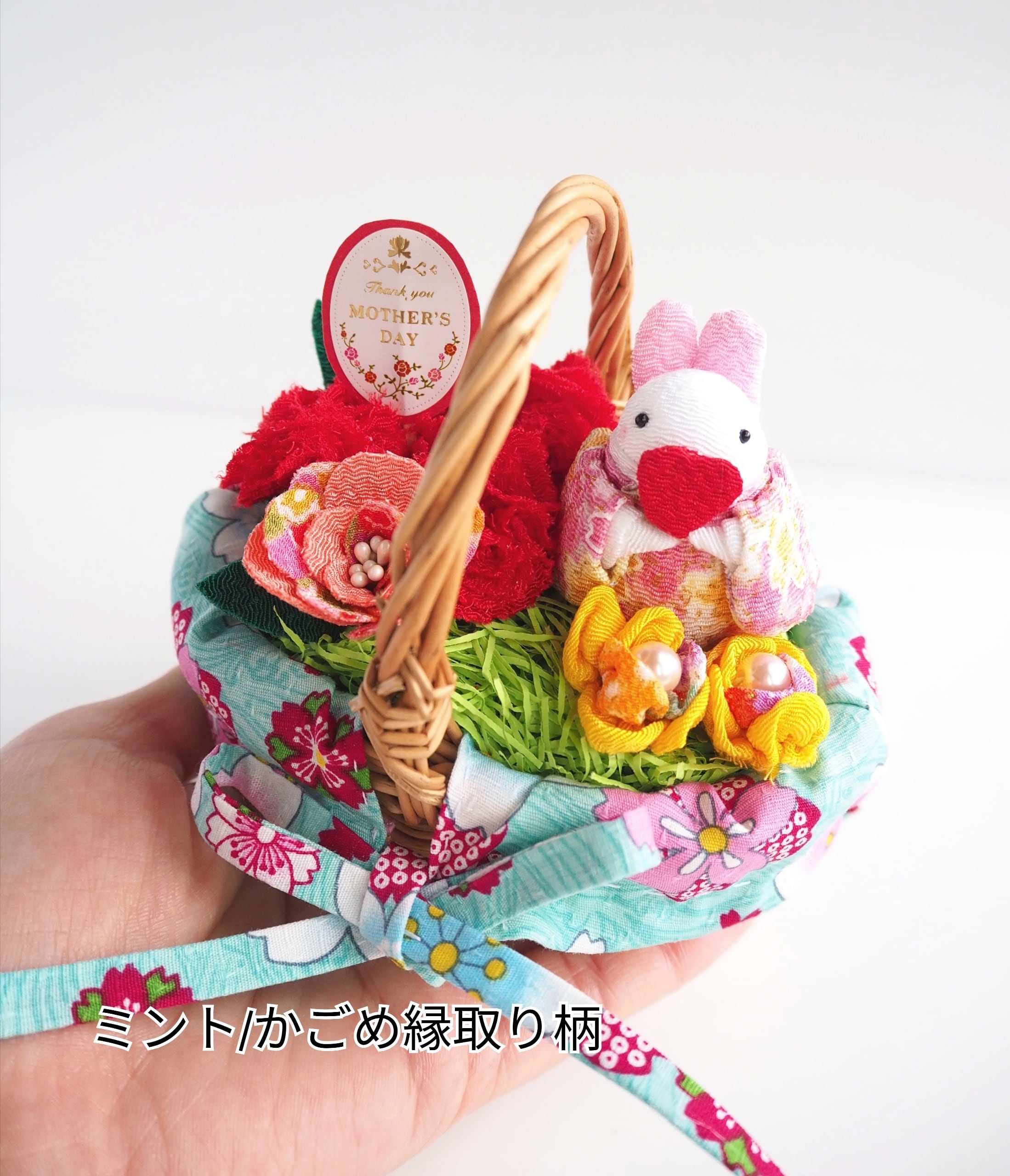 母の日】ちりめん布花とチビうさぎの豪華なかごアレンジ｜3種の布花と