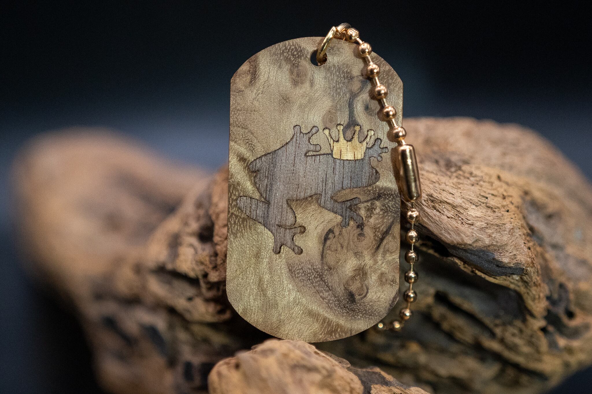 【 緻密な黄金の杢 】 マーブルウッド ドッグタグ 象嵌 カエルの王様