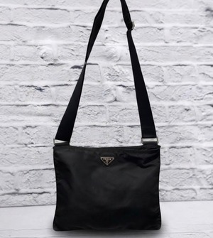 【定番モデル】PRADA プラダ ナイロン タブレット収納可 ユニセックス ショルダーバッグ クロスボディ バッグ サコッシュ ポシェット 黒