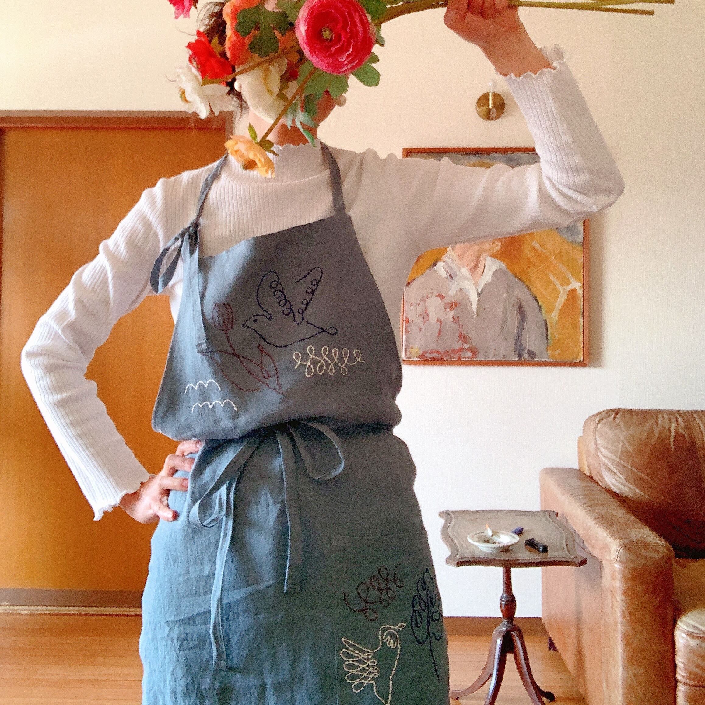 オリジナル刺繍エプロン「花よ、鳥よ」サックスブルー | Dottocheck