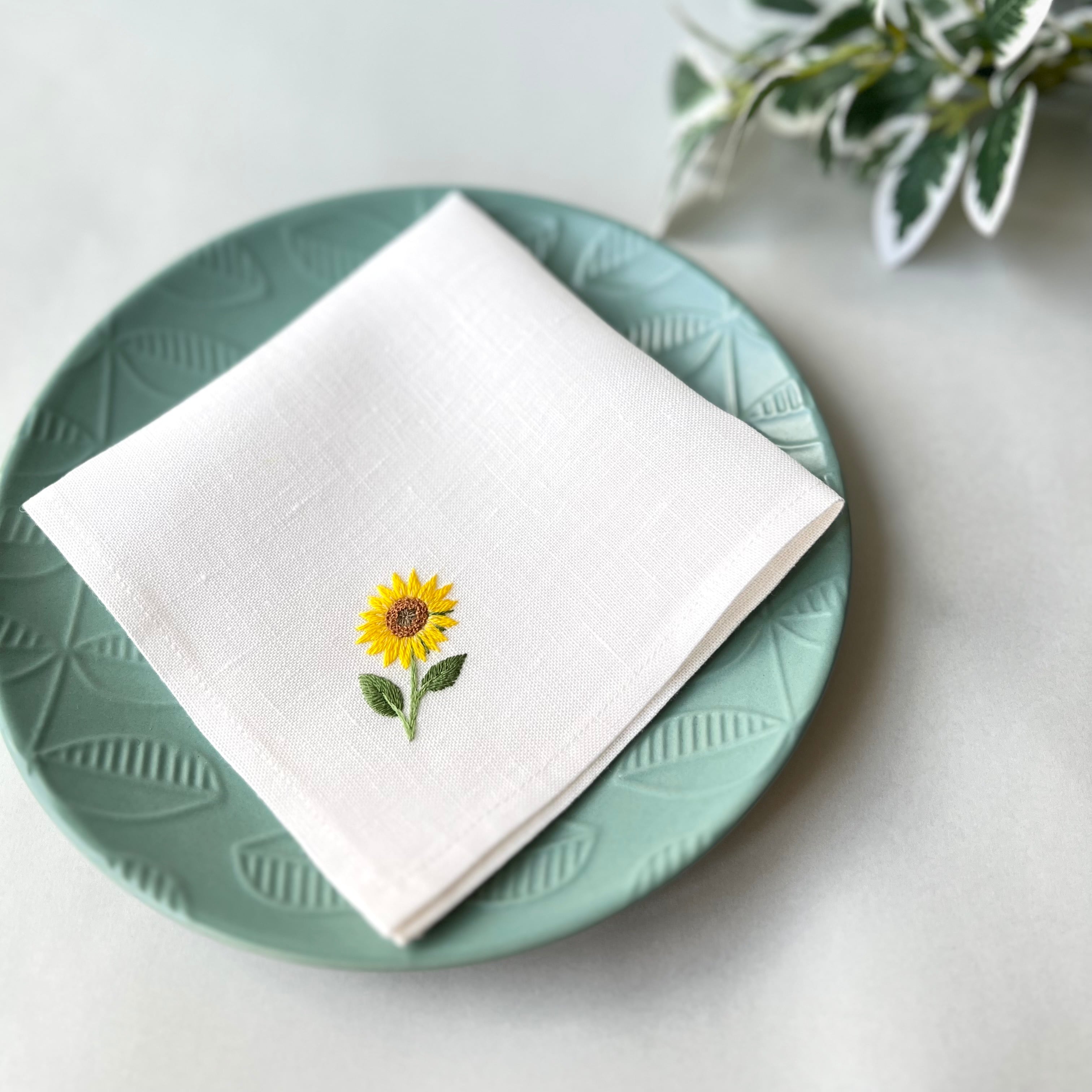 太陽の向日葵｜ソフトリネンの手刺繍ハンカチ（選べる布色・サイズ・名
