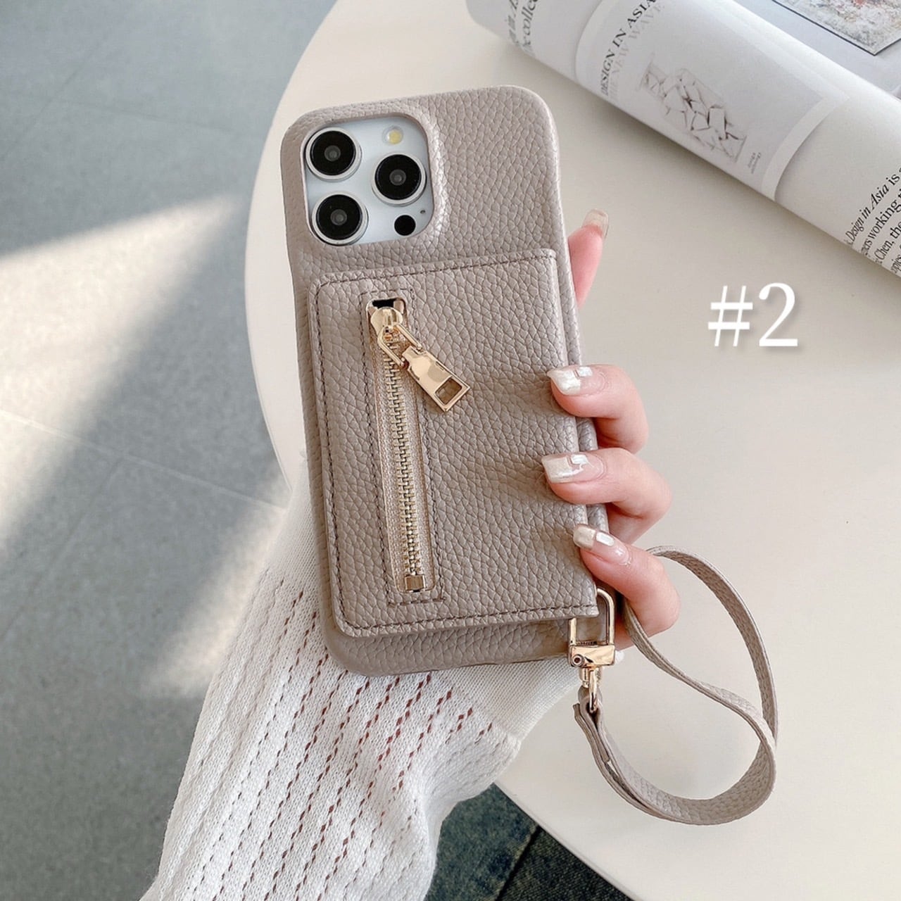 ストラップ付きロゴレザーホルダーミラー付き iPhone16対応】レザー 腕かけストラップ ミラー付き カード収納 8色