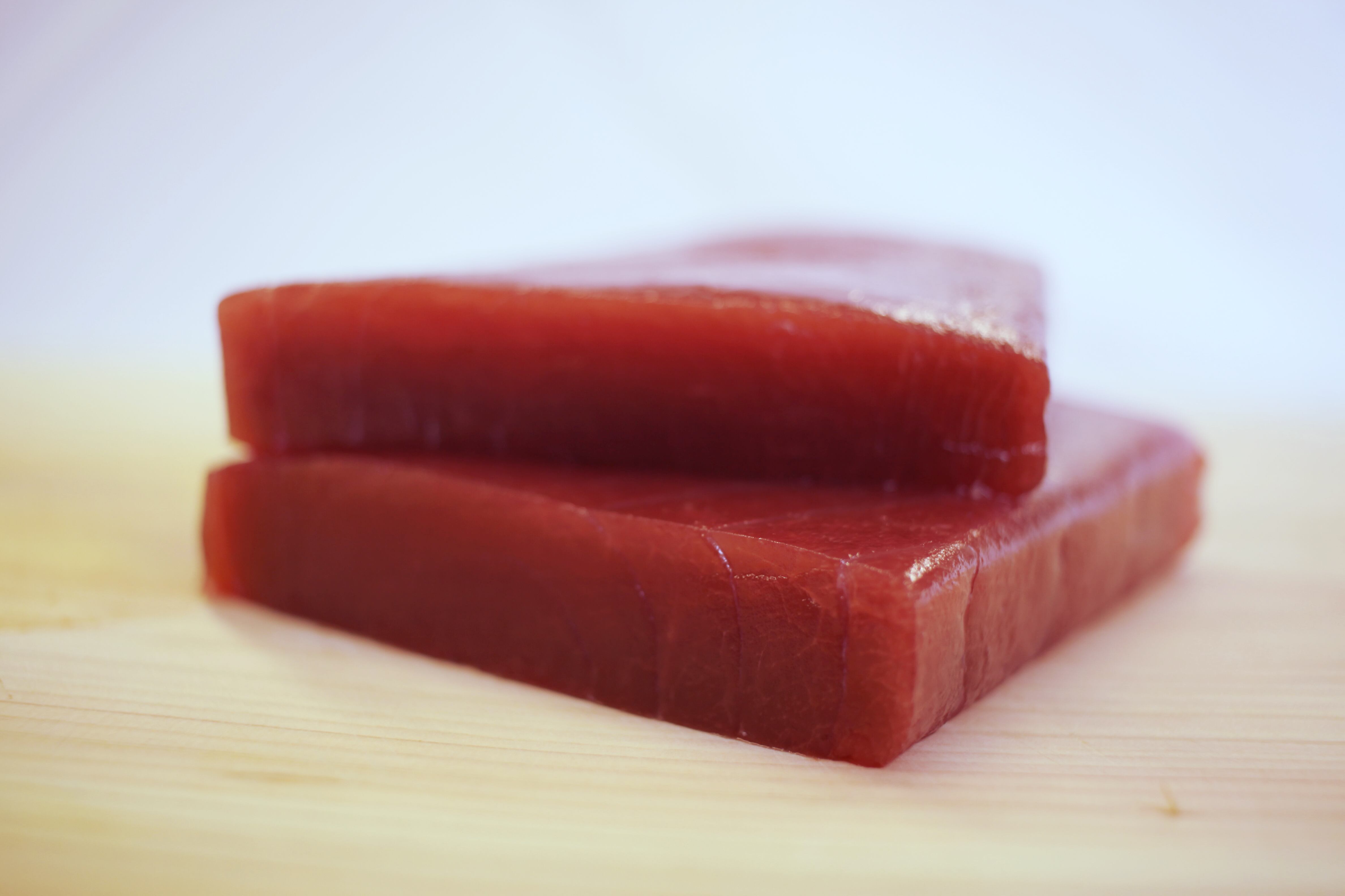 八幡丸直卸 特選まぐろ赤身 柵 ギフトセット(柵×2、専用醤油1本、木