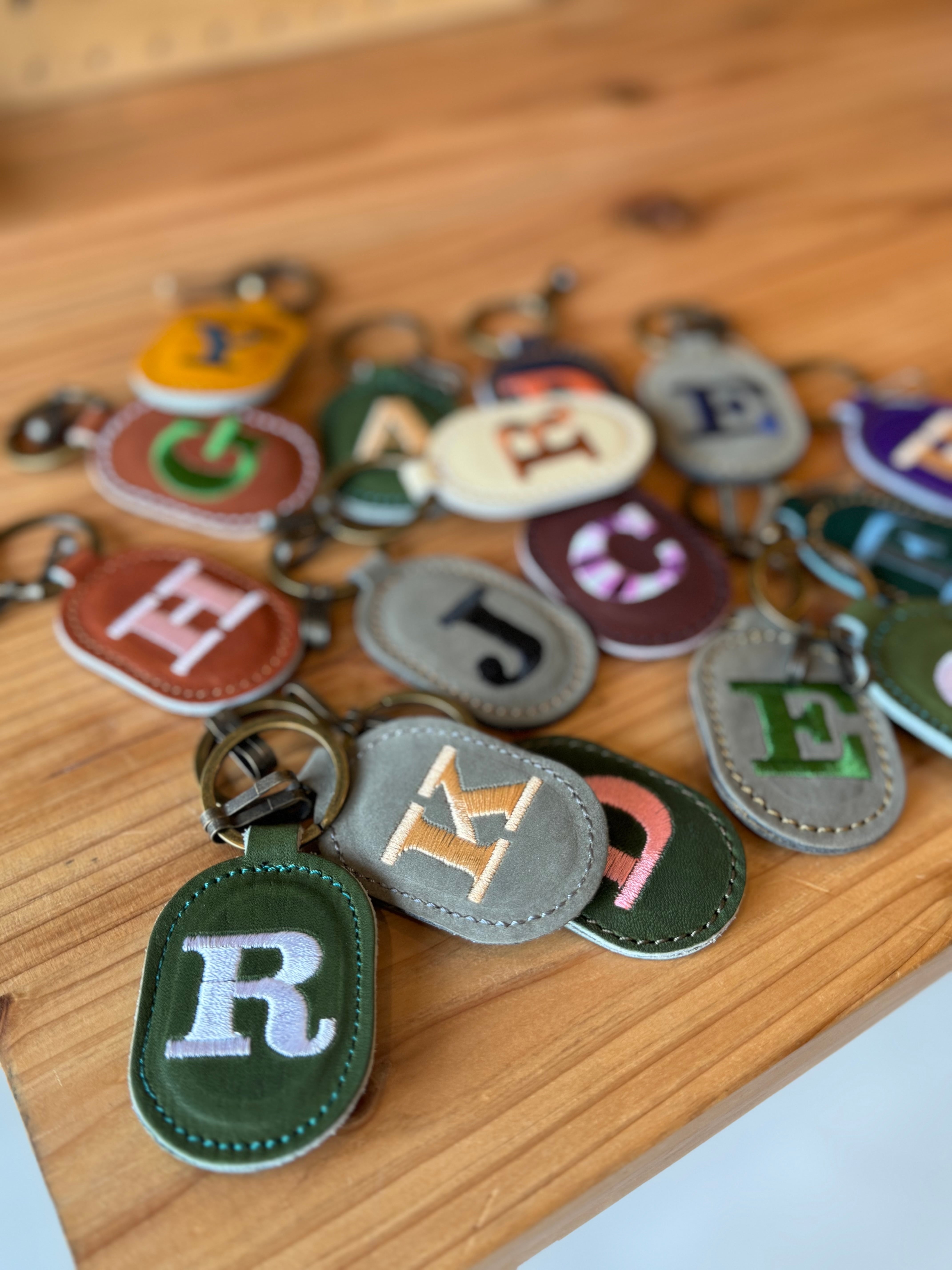 刺繍イニシャルキーホルダー | JINTO