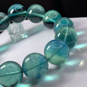 f52透明度有グリーンフローライトブレスレット