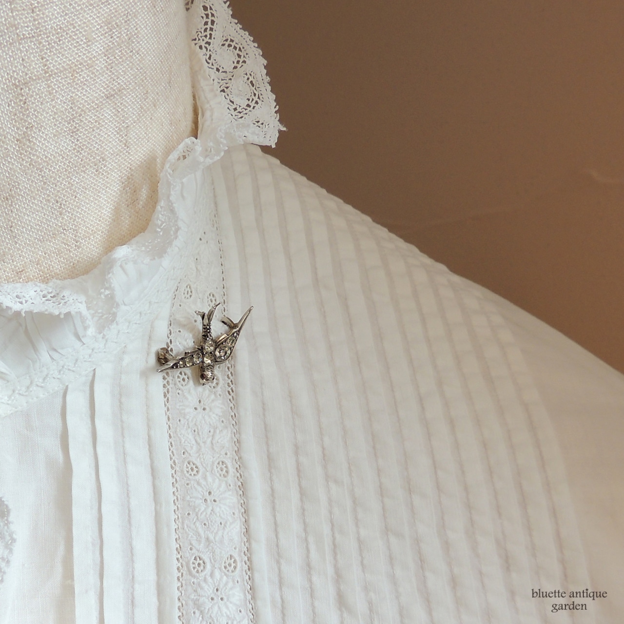 アンティークジュエリー シルバー935 レッドアイ ツバメブローチ