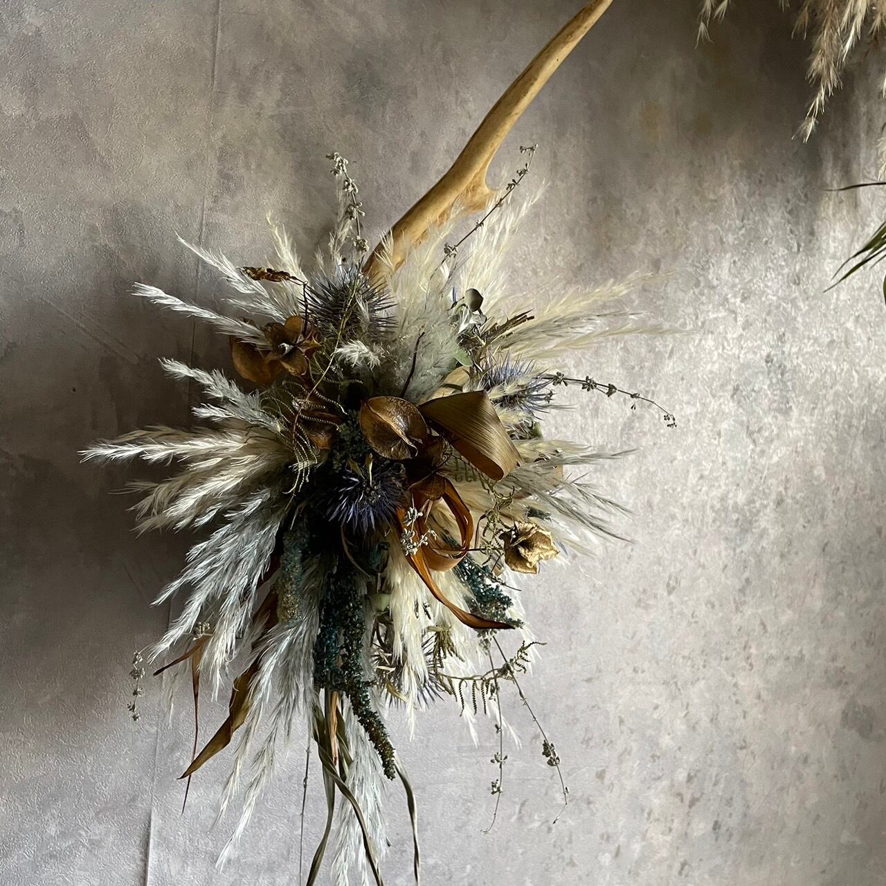 鹿の角とドライフラワーとパンパスグラスの壁掛け＊カッコイイ