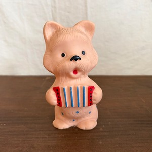 アコーディオンを弾く犬