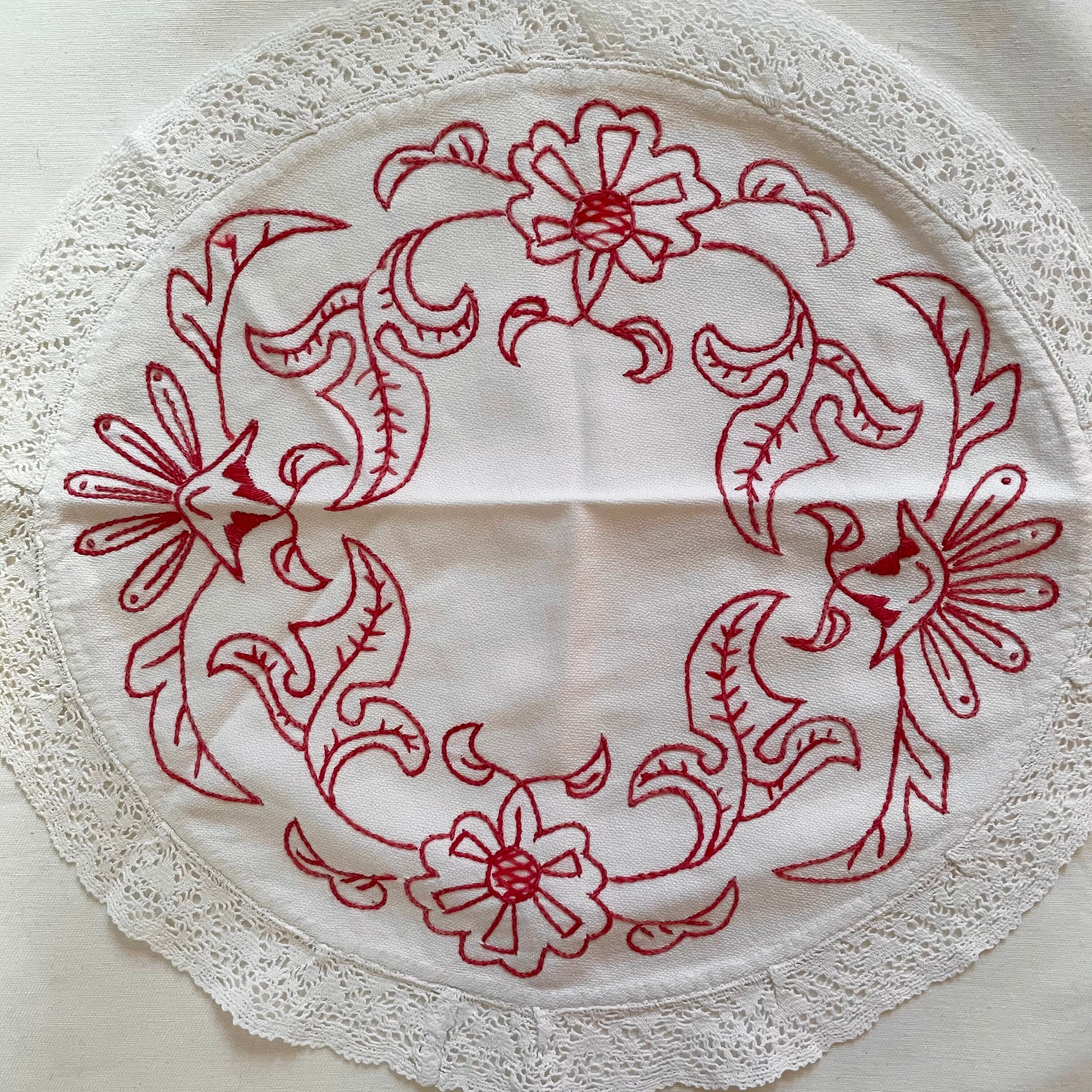 赤い刺繍の丸い布