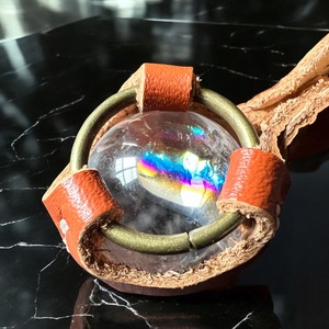 虹入り水晶と本革のキーホルダー ― 鍵に安心を添えるお守り【送料無料】［P-049KH］