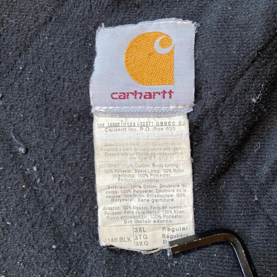 カーハートJ140のタグ「Assembled in Mexico of USA components」