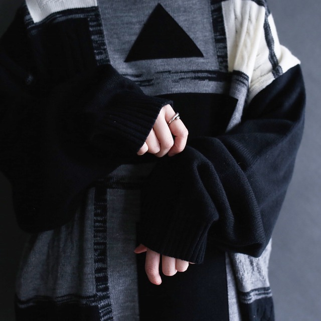 switching monotone felt patch and 3D knit  loose sweater