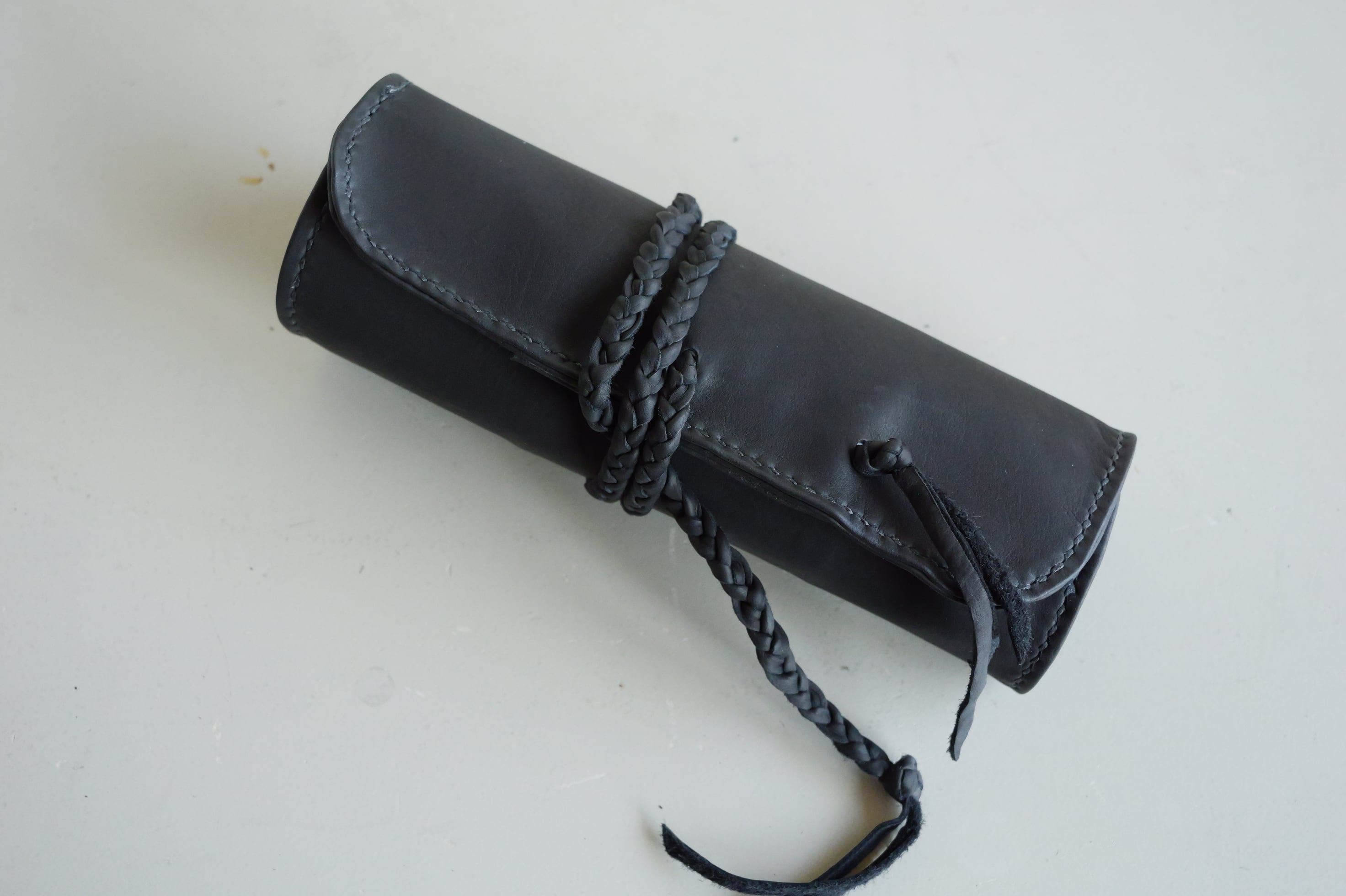 ヌメ革ブラック、蝶型押しブラックのシザーケース ヌメ革ブラック、蝶型押しブラックのシザーケース