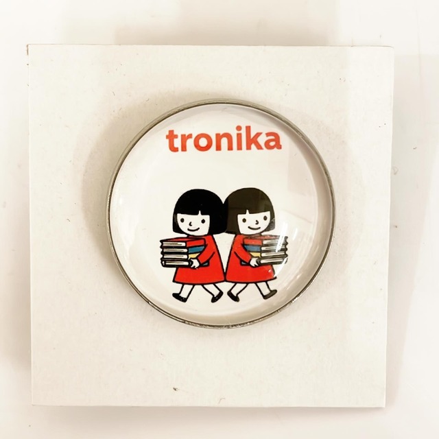 ピンバッジ「トロニカ　双子　イラスト　本を運ぶ」 - メイン画像