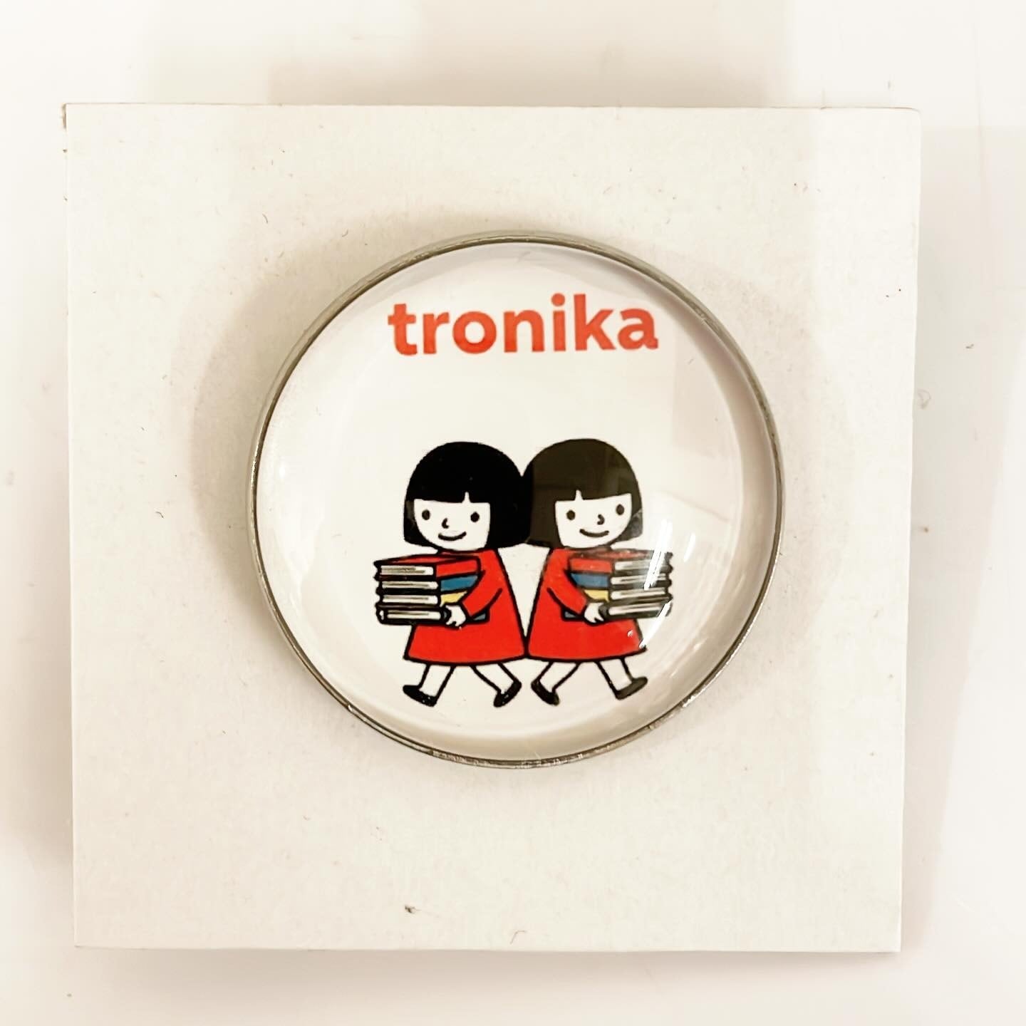 ピンバッジ「トロニカ　双子　イラスト　本を運ぶ」 - 画像1