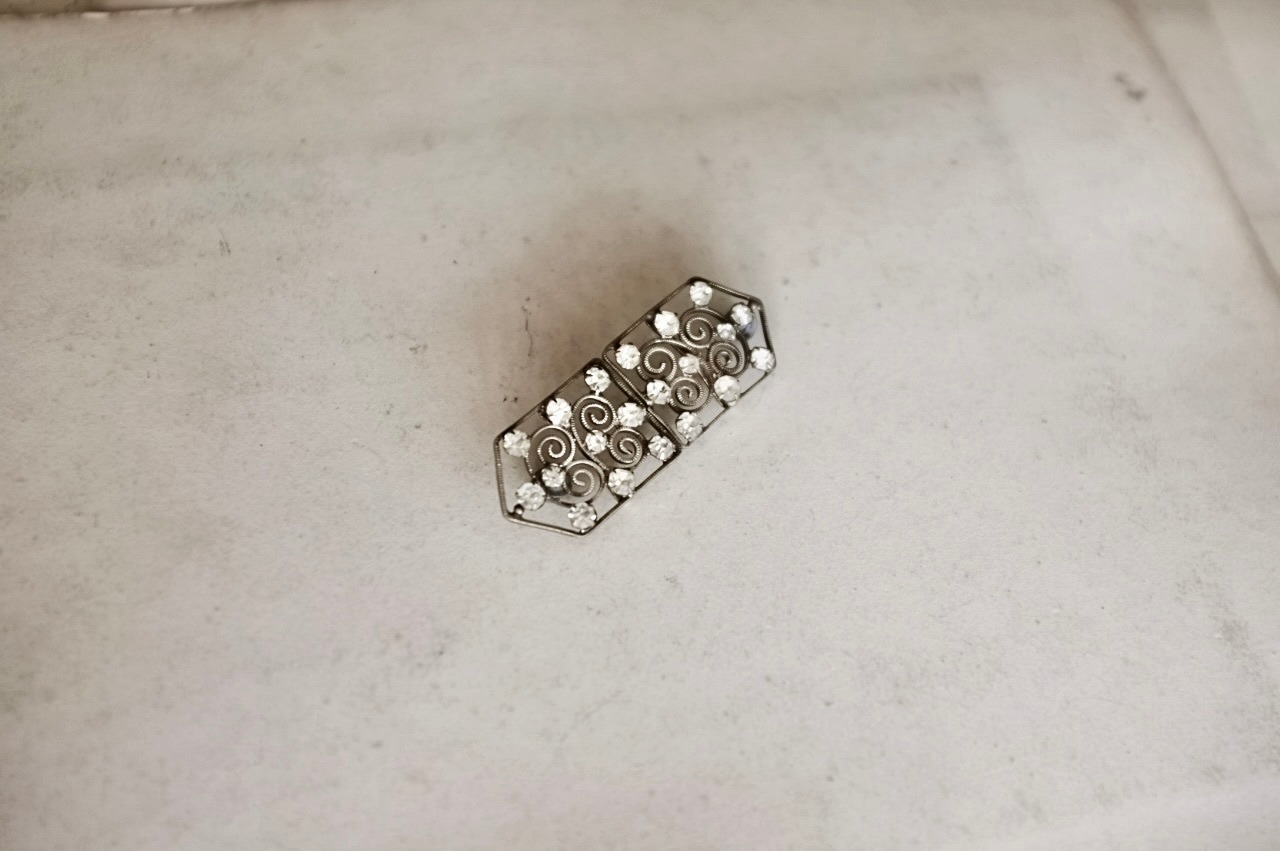 フランス 中世的曲線と多面角ガラスの静かなバックル又はマント用ホック アンティーク