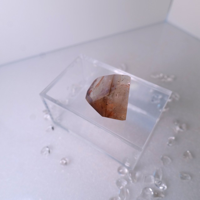 【虹色の輝きと幾重もの鉱物が織りなす、神秘の世界を宿す希少水晶】ELOクォーツ（ドリームコートレムリアンシードクリスタル）2A　ポリッシュポイント40　G20_3