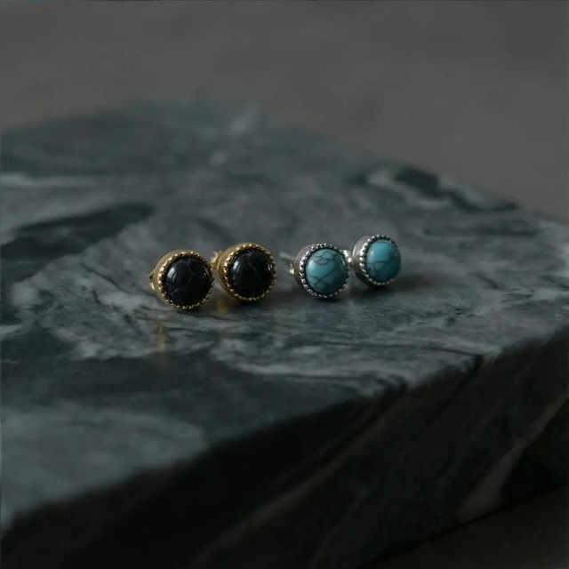 小ぶりな一粒カボションピアス / 金属アレルギー対応 サージカルステンレス