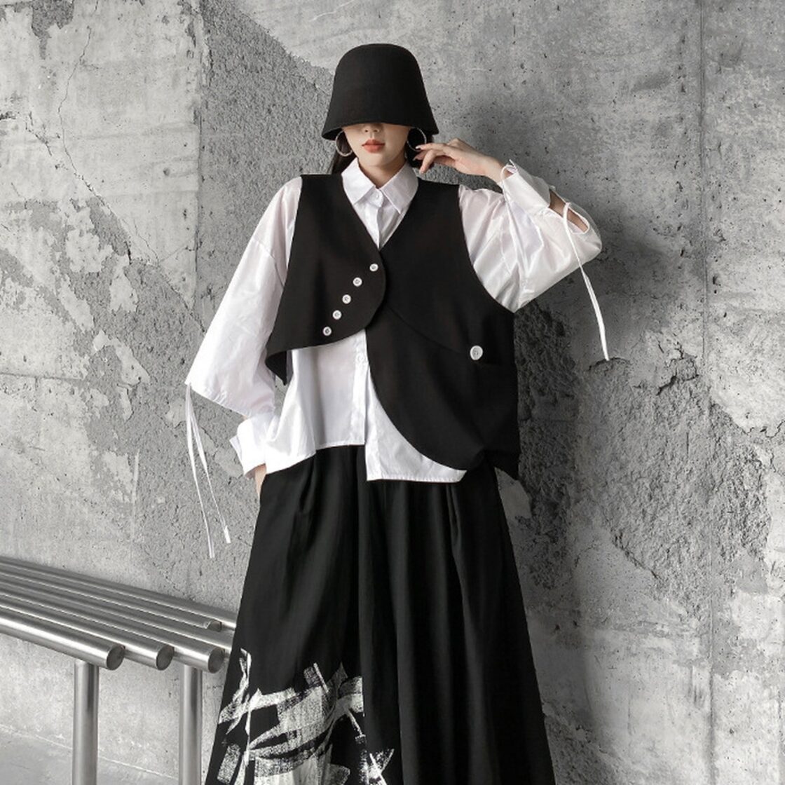 ベスト 大人モード服 アシンメトリー 異形デザイン クール 大人きれい 