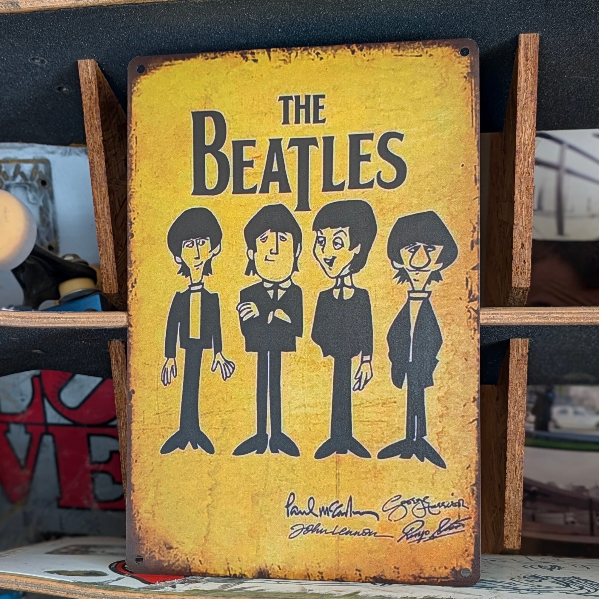 送料無料!ちょうどいいブリキ看板 【 The Beatles ( ビートルズ ) 】 METAL SIGN / メタルサイン / ブリキ看板 / サインボード / ビンテージ加工〚アメリカン雑貨 アメトイ〛