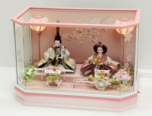 Bell’s Kiss＜mimi-HINＡ＞【ピンクアクリルケース】「現代のブライダル雛人形」モダンディスプレイ」「デザイナーズ雛ドール」