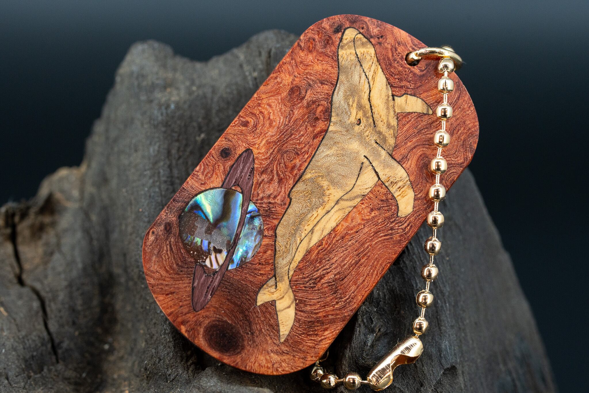 ※【朱色の銘木】 本花梨瘤 ドッグタグ 象嵌 勇魚と惑星