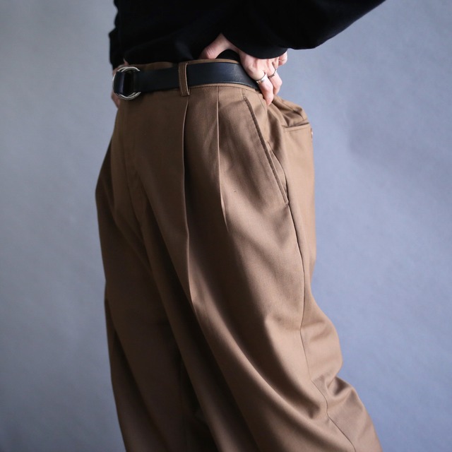 2-tuck straight silhouette brown super wide slacks