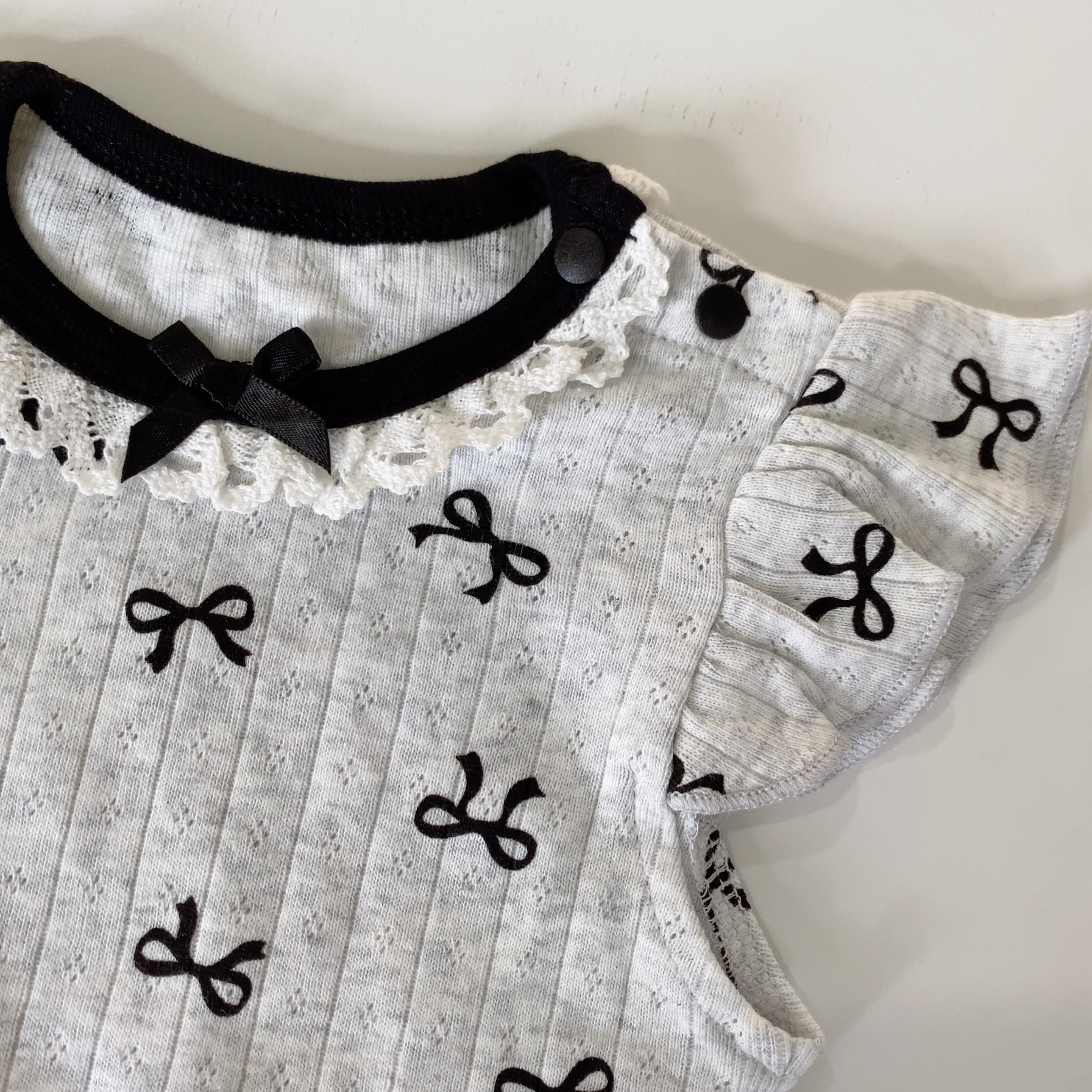 モノトーンリボンロンパース