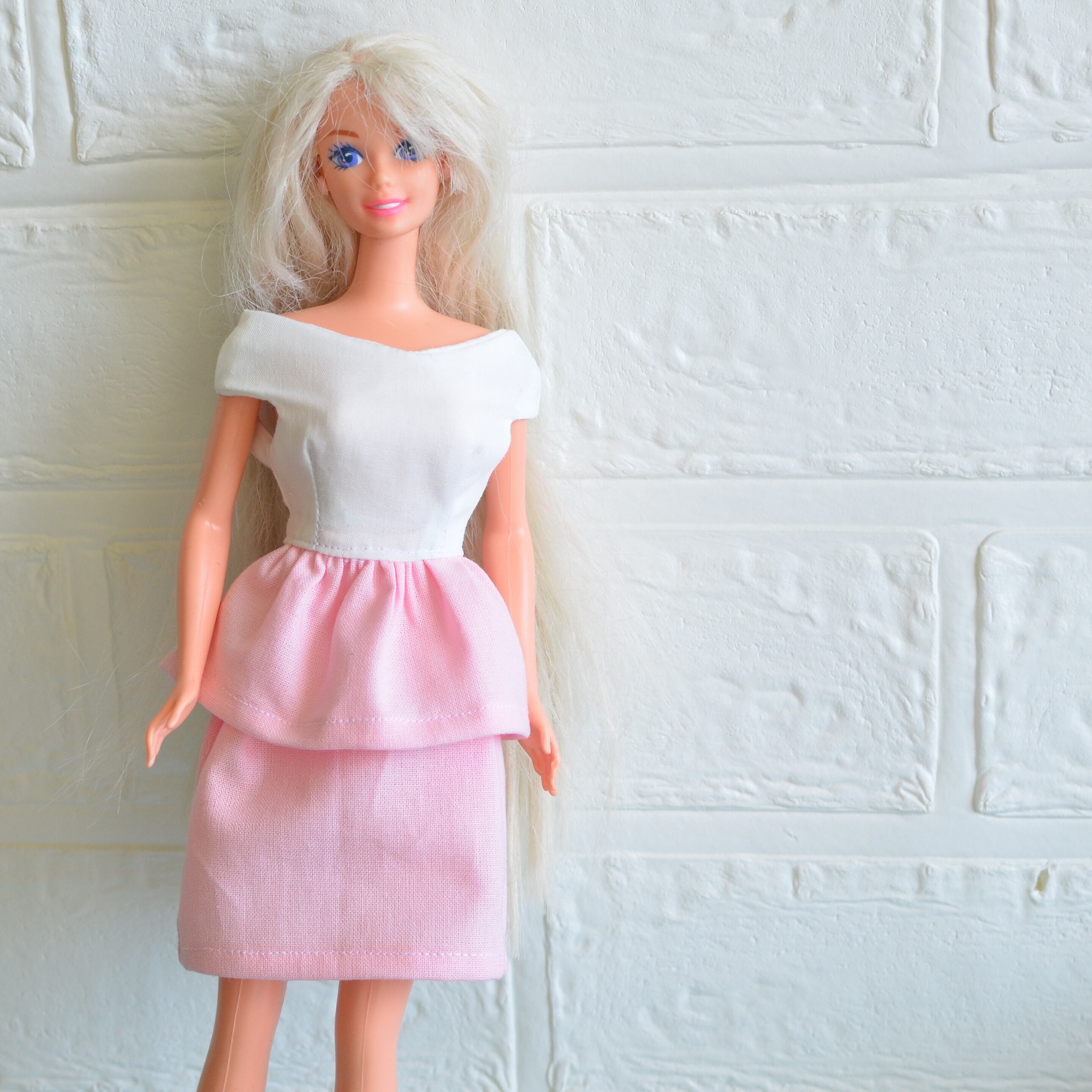 バービー（ノーマル）サイズ オフショルダー のワンピース