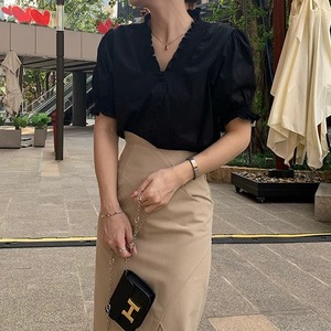 レディース トップス シャツ ブラウス 前開き 半袖 パフスリーブ フリル袖 プリーツパフ Vネック スタンドカラー スリム ストレート フェミニン フリル コンサバ ボタン タックイン 裾イン 薄手 かわいい 大人可愛い きれいめ シンプル 上品 おしゃれ かっこいい ガーリー エレガント 抜け感 キュート 都会的 ロマンティック 無地 春 夏 ママ オフィス OL 通勤 デート お出かけ 公園 女子会 休日 ショッピング 韓国 オルチャン コーデ 普段使い 着回し 二の腕カバー S M 黒 ブラック