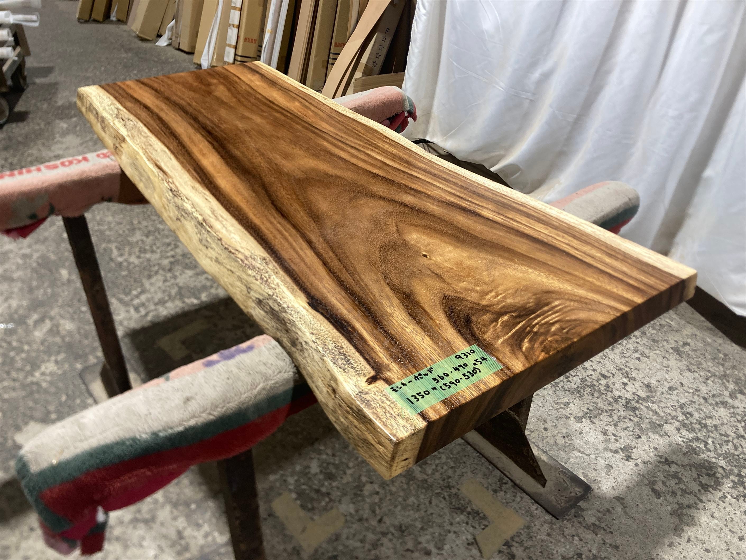 モンキーポッド9310 一枚板無垢 乾燥材 1350x560-490x54mm カウンター センターテーブル ダイニングテーブル