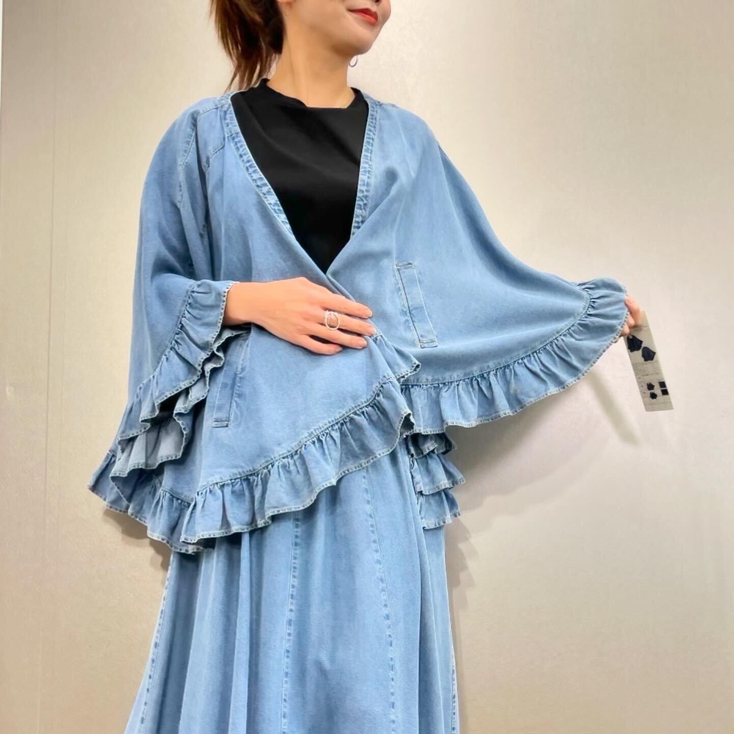 新品タグ付き2025 夏ayaneテンセルデニムフリルポンチョ