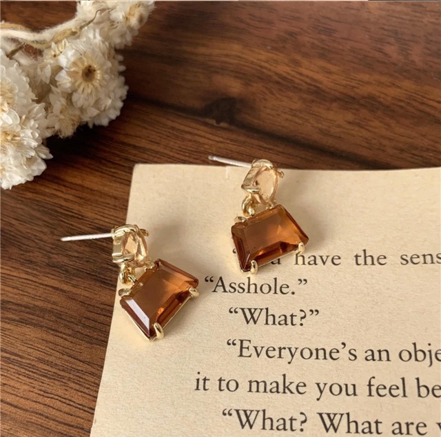 トラペゾイドストーンピアス