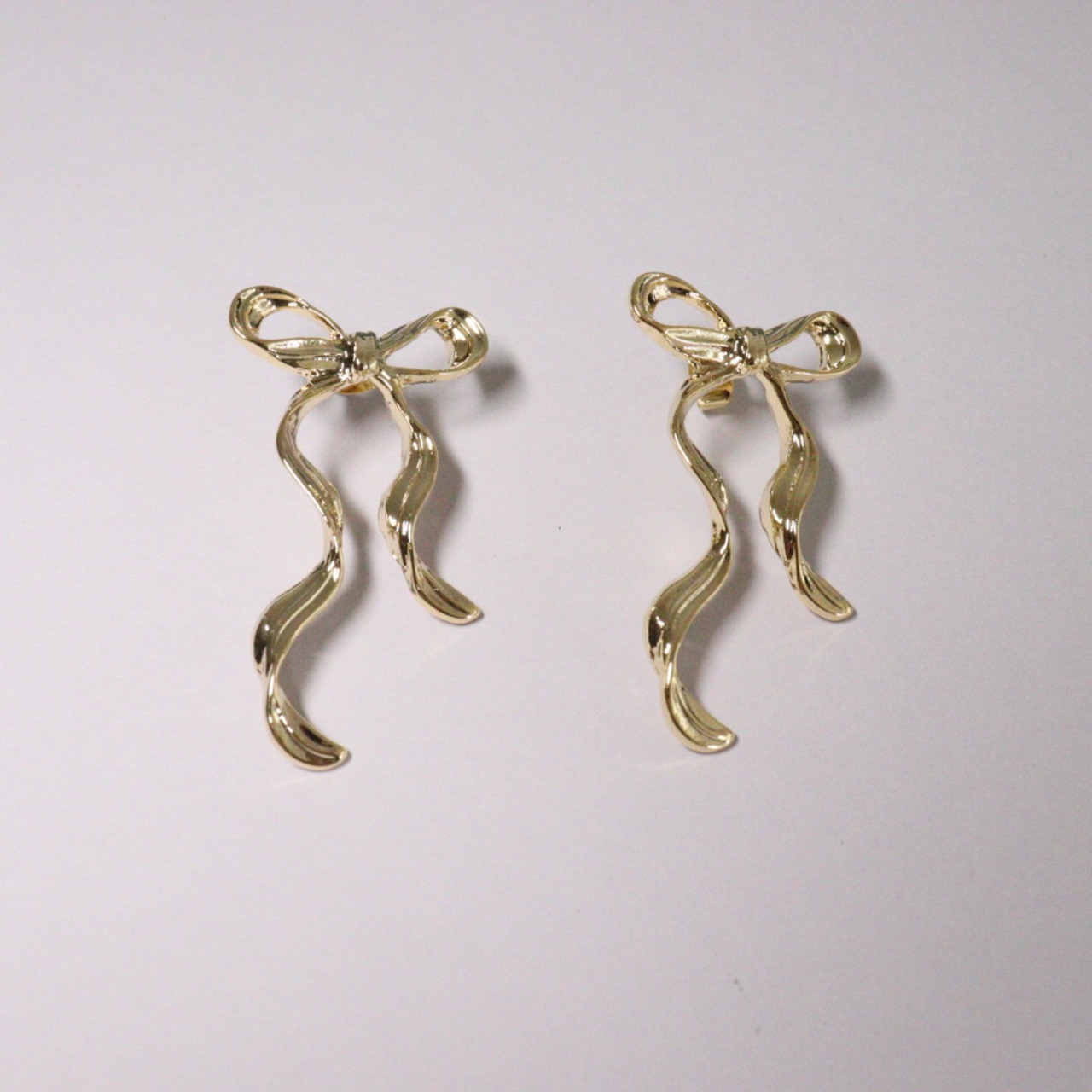 ウェーブリボンピアス　サージカルステンレスポスト　低アレルギー　bittersweet