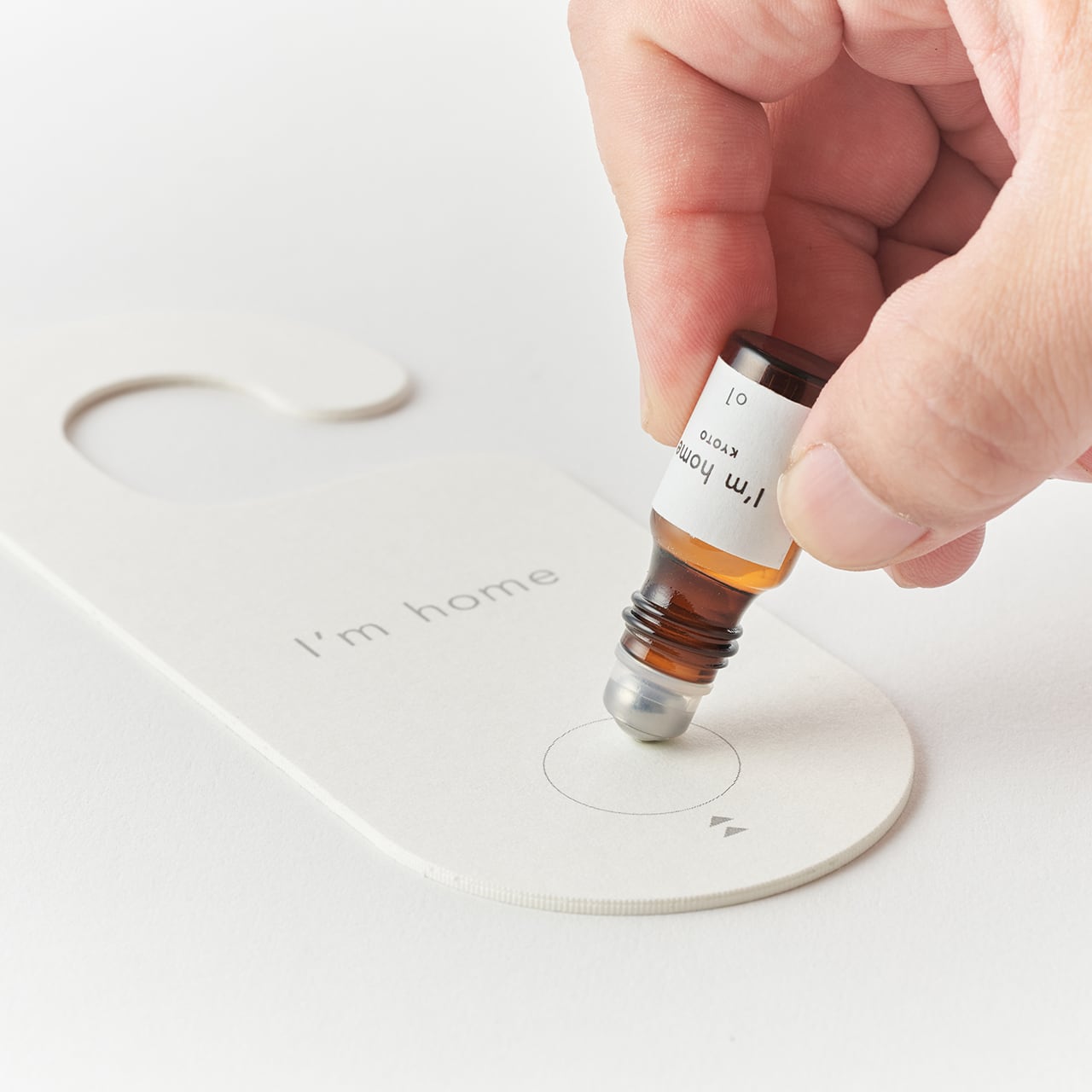 01 smoky wood & paper hanger【ロールオンボトル 2ml 01 smoky wood & paper hanger【ロールオンボトル 2ml